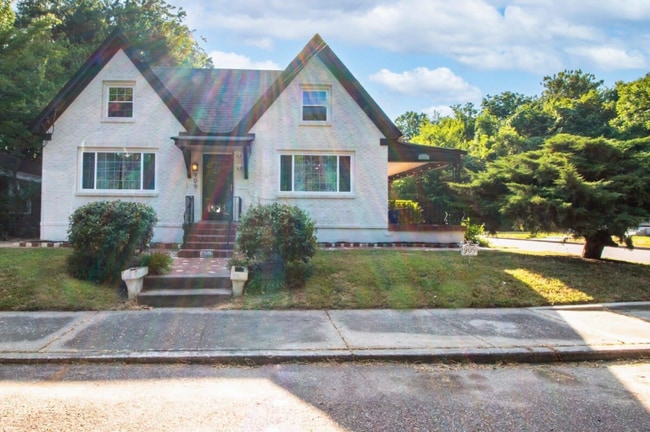 909 S McLean Blvd