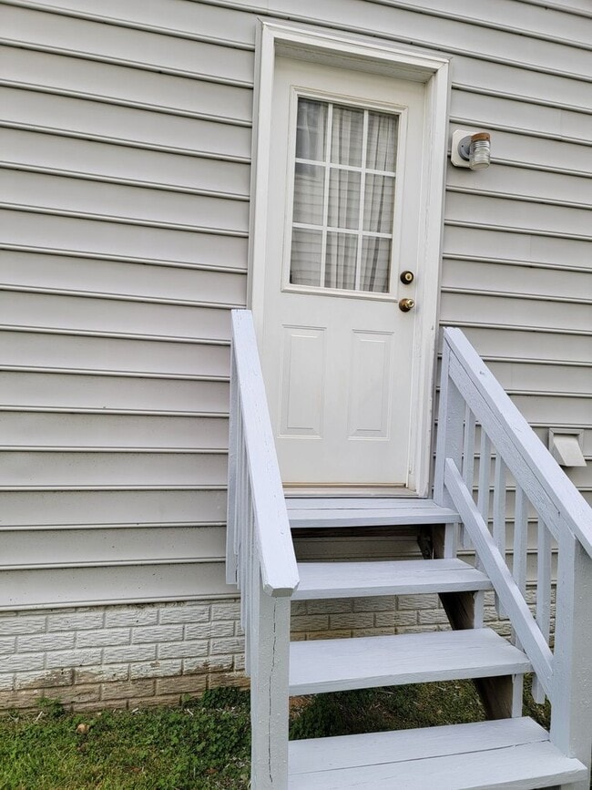 Building Photo - 170 Burnlea Rd