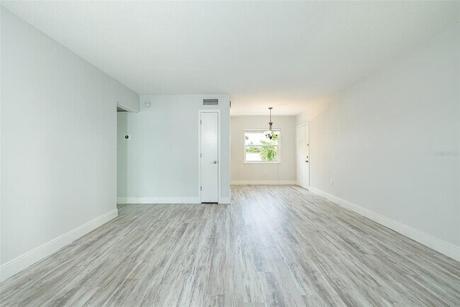Photo - 6950 Avenue Des Palais Unit 2A