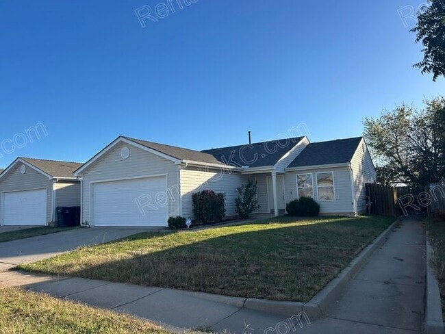 Building Photo - Charming 3 bed with spacious back yard.