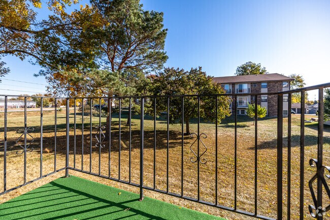 2BR, 1BA - 675 SF - Balcony