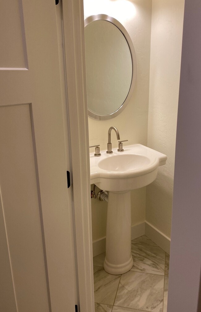 Photo - 2380 Willamette St