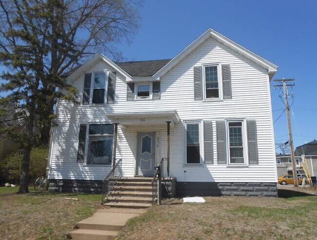 Nice 4 Bed 1 Bath close to UWEC and Water St! Available June 1st