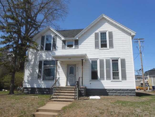 Building Photo - Nice 4 Bed 1 Bath close to UWEC and Water St! Available June 1st