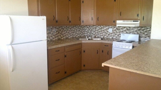 Kitchen - 628 E Drachman St Unit D