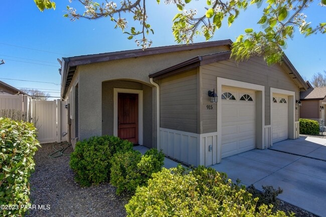 Photo - 915 Gail Gardner Way