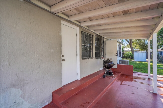 Photo - 1646 NE 150th St Unit 1