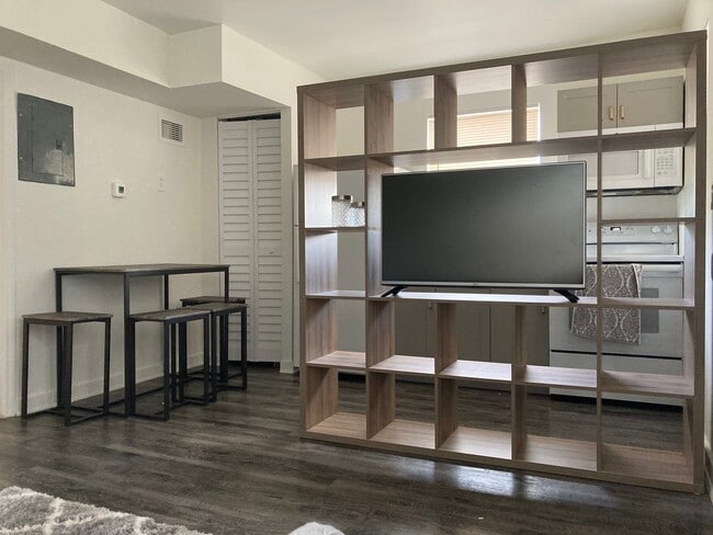 Dinningroom area - 451 NW 7th Street - Miami Central Apartments