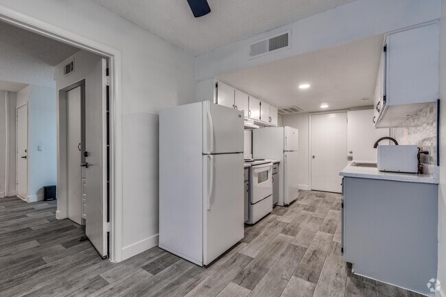 Shared Bathroom Studio - 300 SF