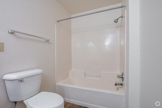 2BR, 1BA - 1,000SF - Bathroom