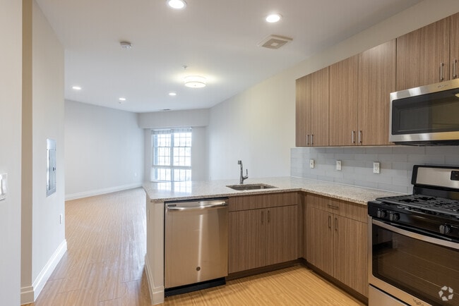 Studio, 1BA - 598SF