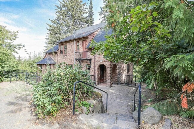 Photo - 975 NE B St