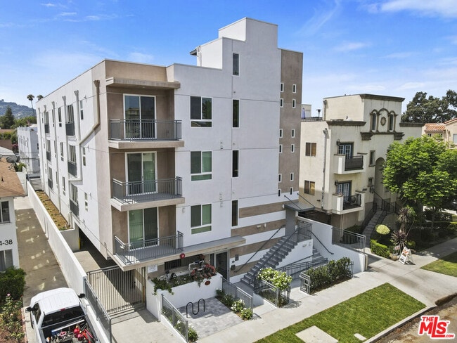 Building Photo - 11042 La Maida St Unit 203