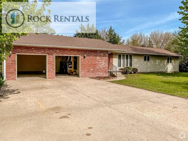 Building Photo - Beautiful 3 bed, 2 bath house in the country