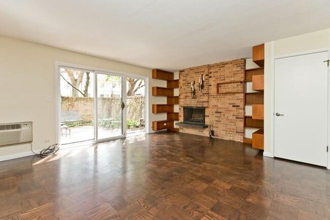 Building Photo - 2 bedroom in Chicago IL 60657 Unit 2