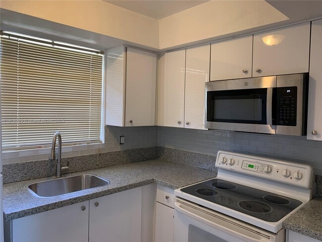 Building Photo - 1370 NE 119th St Unit 137003