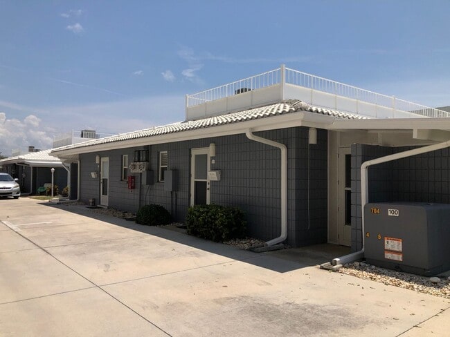 Building Photo - New throughout and on the Beach! Sea Villas +55 Community Unit C4 - TARPON 1205 #C4