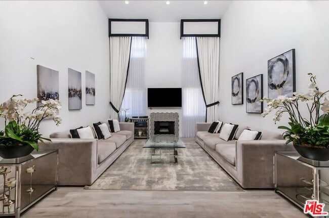 Building Photo - 1227 Granville Ave Unit PH2 Rental