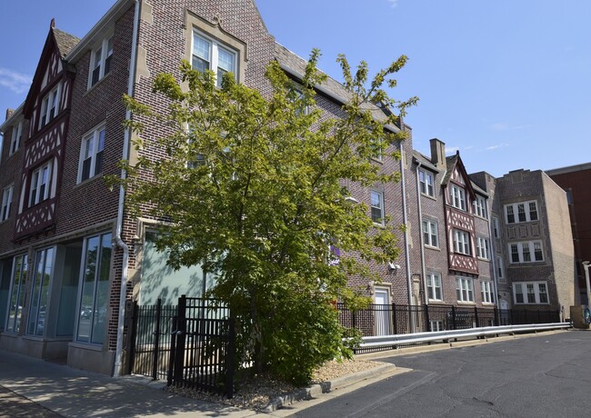 Building Photo - 2343 W Irving Park Rd Unit 2E Rental