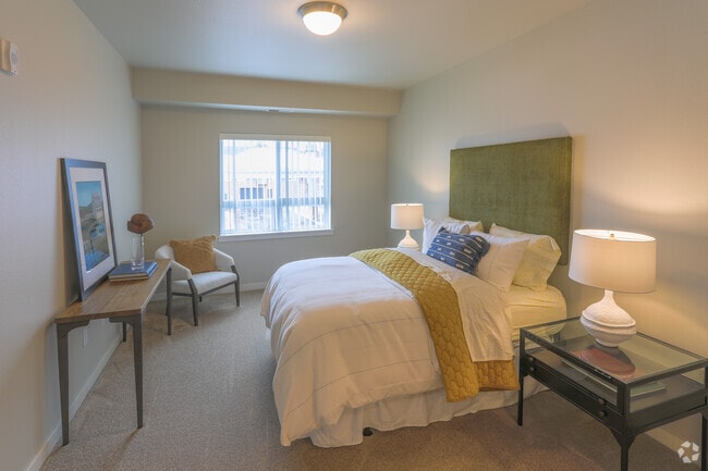 2BR, 2BA - 951 SF