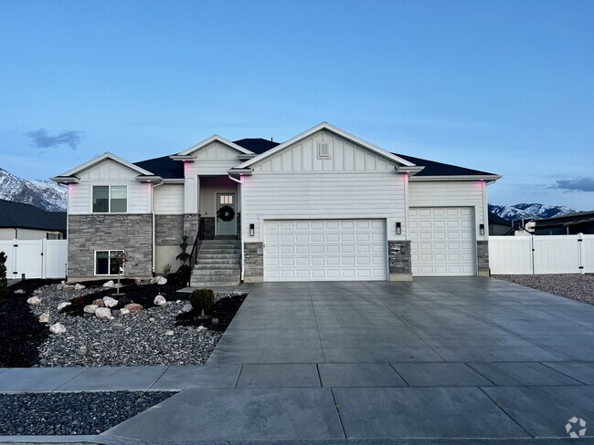 Building Photo - 3106 N 2525 W Rental