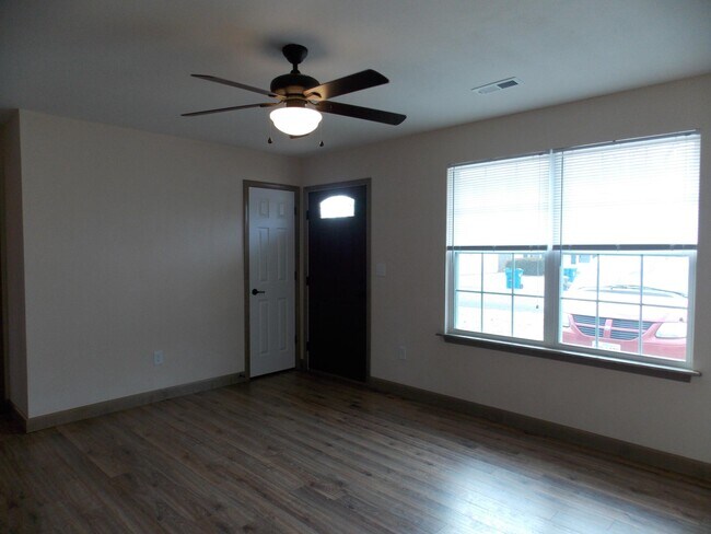 Photo - 402 Red Bird St