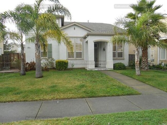 Building Photo - Large family home in desirable area