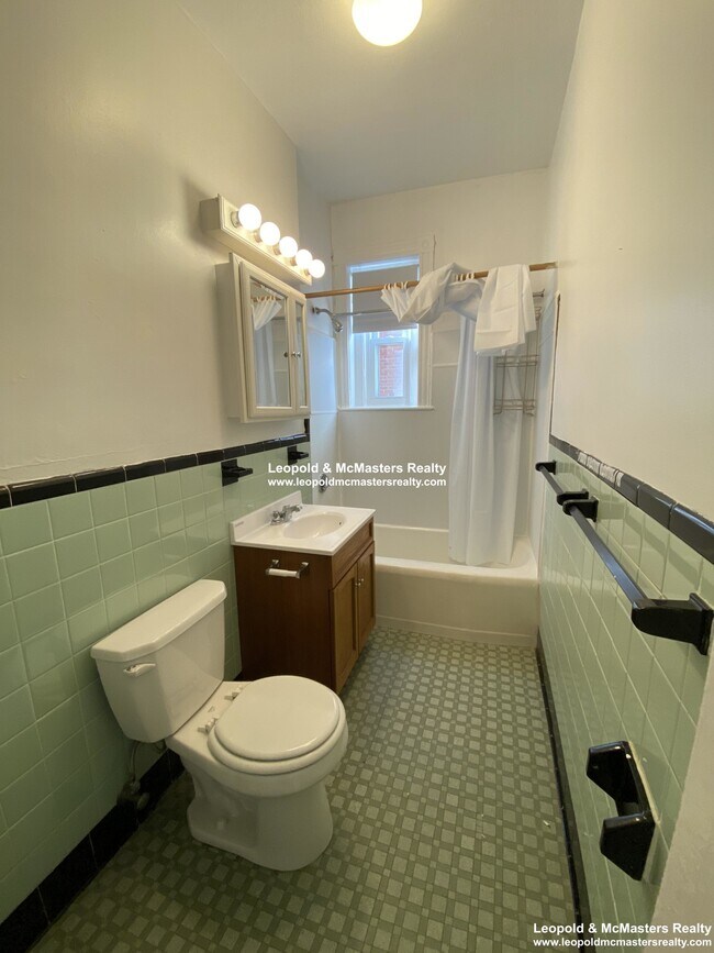 Photo - 1695 Beacon St