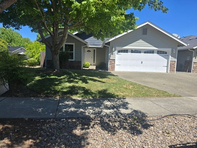 Building Photo - 3 bed 2 bath  Home for Rent in Grants Pass