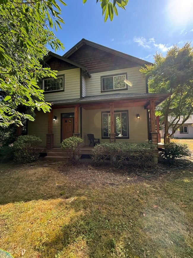 Building Photo - 4 bdrm/2.5 bath Custom Home on the Southside