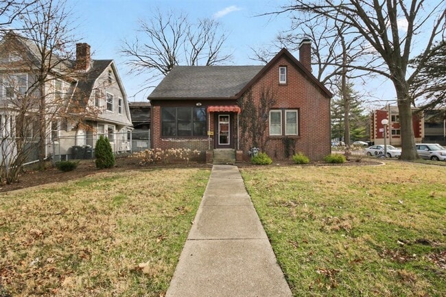 Building Photo - 5 bed, 3 bath updated home on Campus - AVAILABLE AUGUST 2026