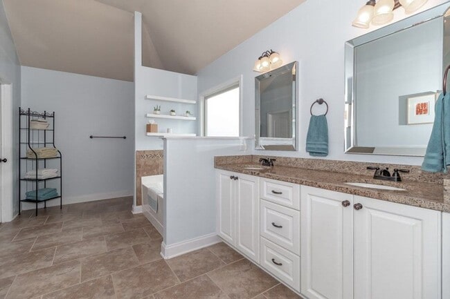 Building Photo - 5461 Everlook Cir