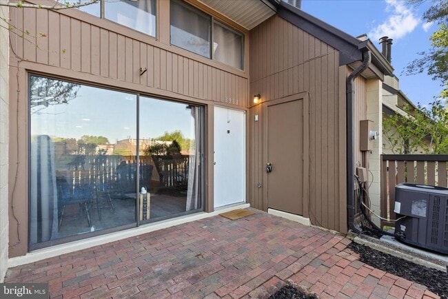 Building Photo - 3911 Woodhue Pl