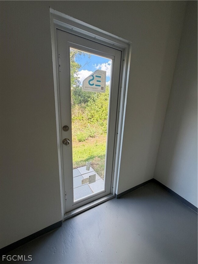 Photo - 723 Ivan Ave S