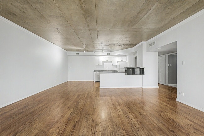 207 W Clarendon Ave