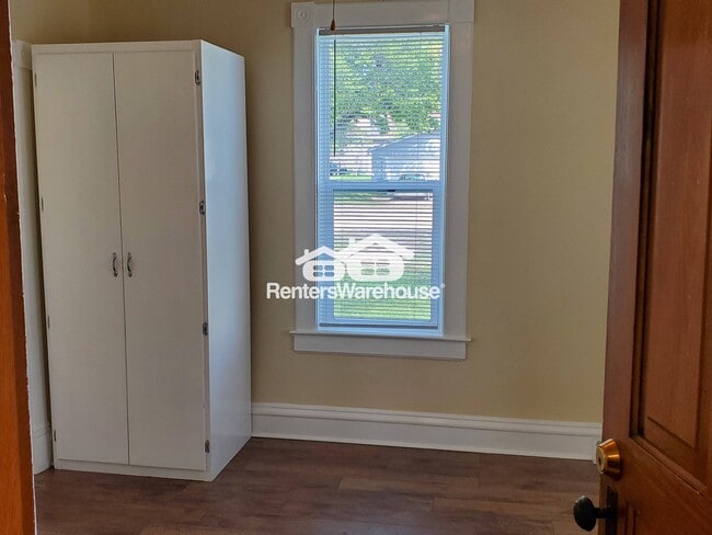 Photo - 108 3rd St W