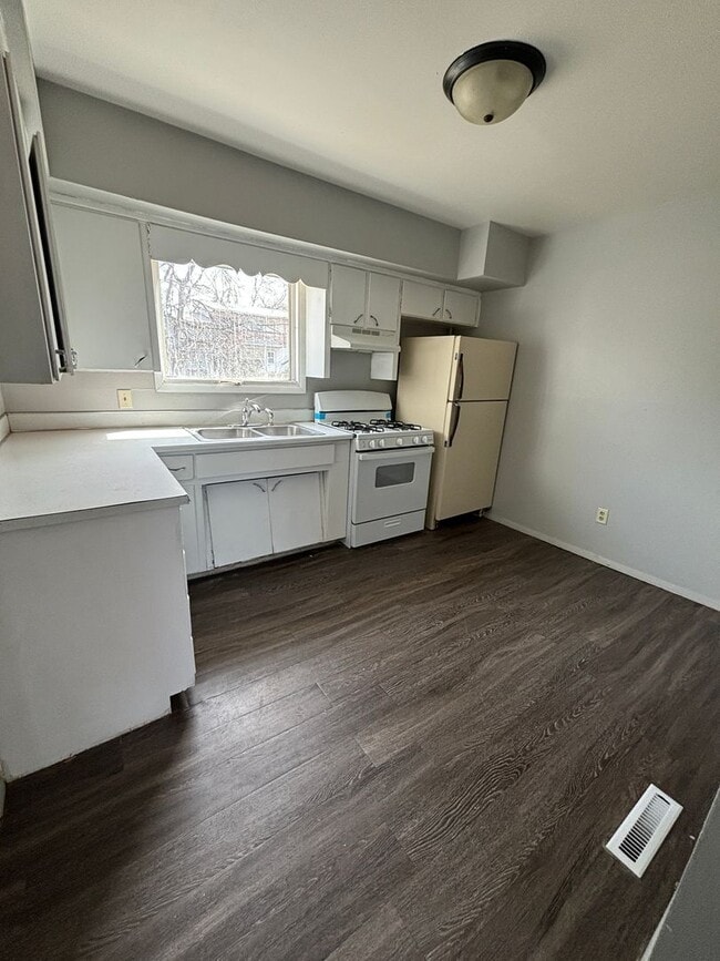 Building Photo - 821 W 8th St Unit A