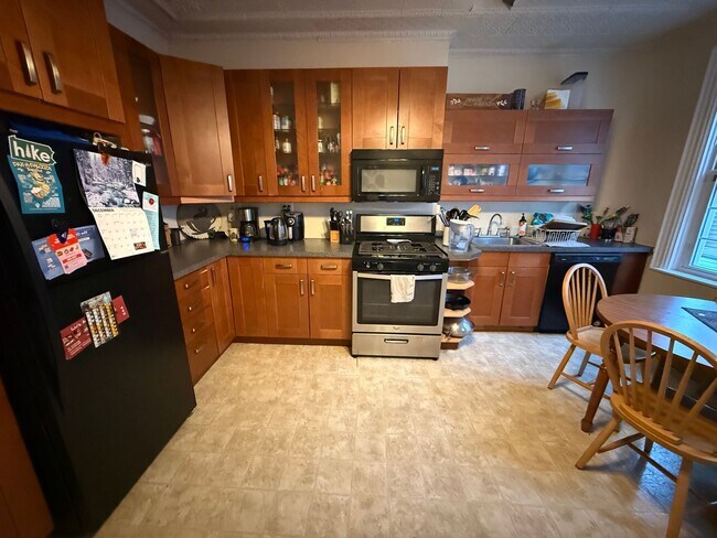 Building Photo - 1911 Jane St Unit 2