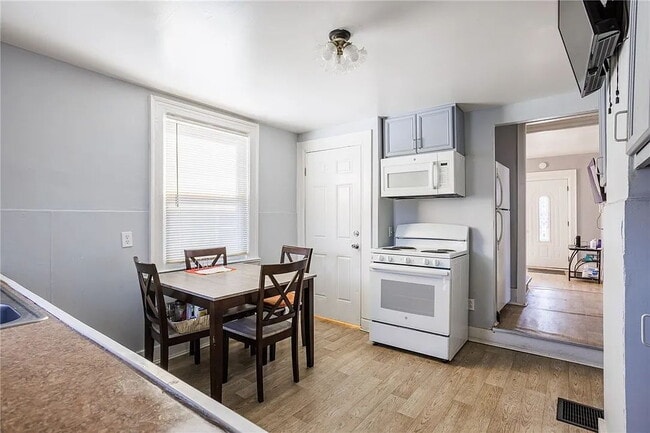 Photo - Spacious 2-Bedroom Apartment on Fulton Unit 1