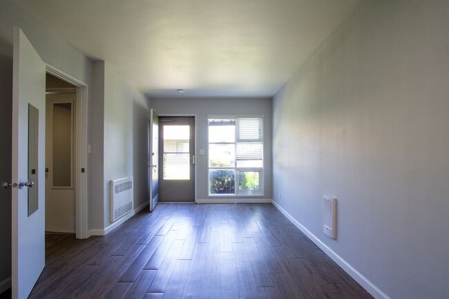 Photo - John's Landing: Mid-Century Studio w/ Walk-Through Closet! Unidad 25