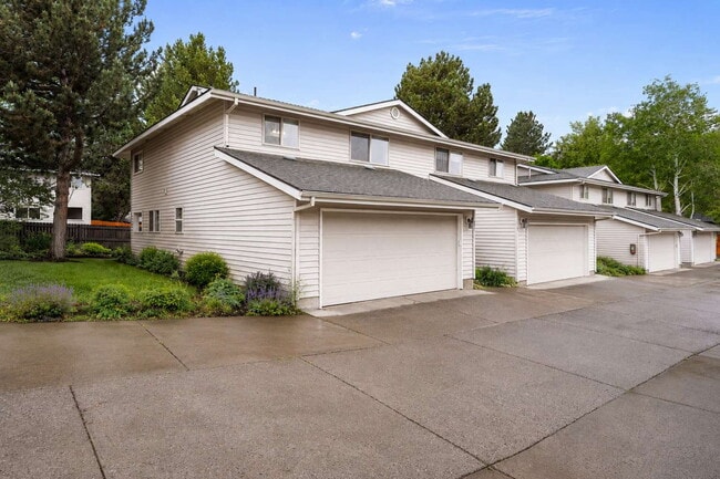 Building Photo - Move-In Ready Townhome next to St. Charles Unit #11