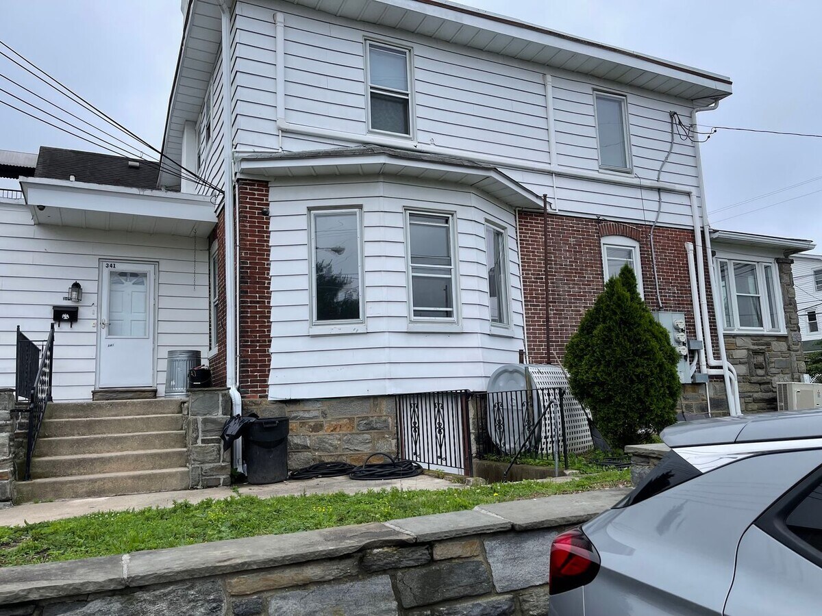 Photo - 341 Wanamaker Ave Unit 2nd Floor Front