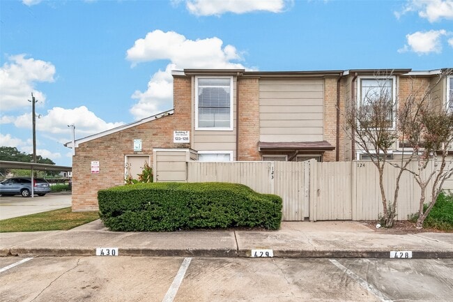 Building Photo - 2110 Wilcrest Dr Unit 123