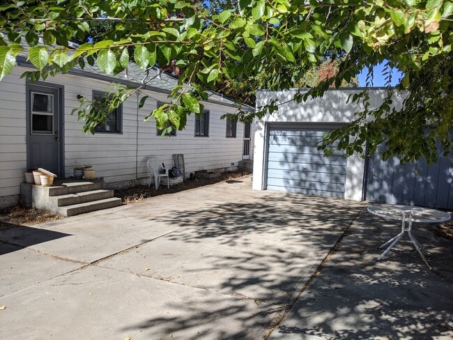 Building Photo - 310 W Telegraph St Rental