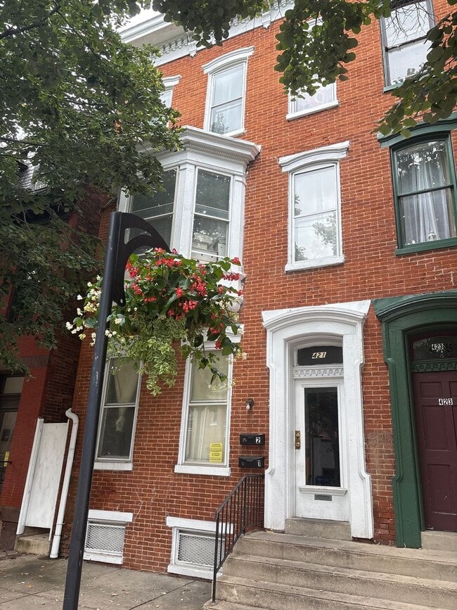 Building Photo - 1st Floor 1 Bedroom Apartment-York City SD