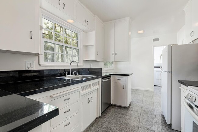 Photo - 11438 Berwick St