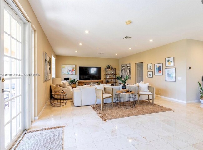 Photo - 665 Nandina Dr