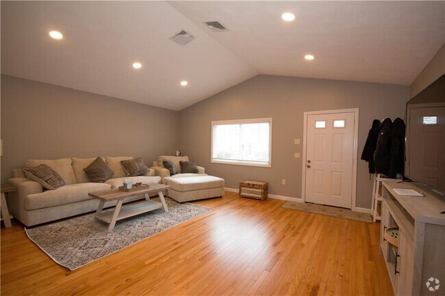 Building Photo - 2 Magnum Ct Unit 29 Rental