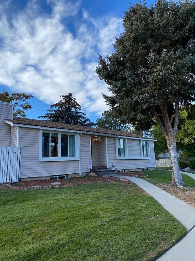 Building Photo - West Valley Nice 4 bed 2 bath Family Home