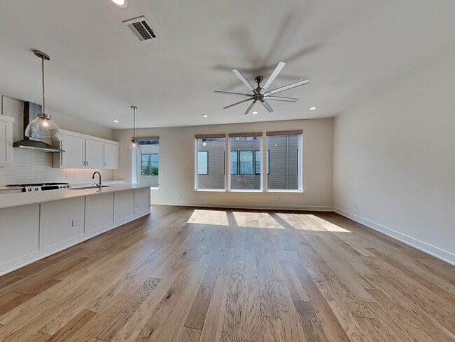 Photo - 129 E Oscar Dr